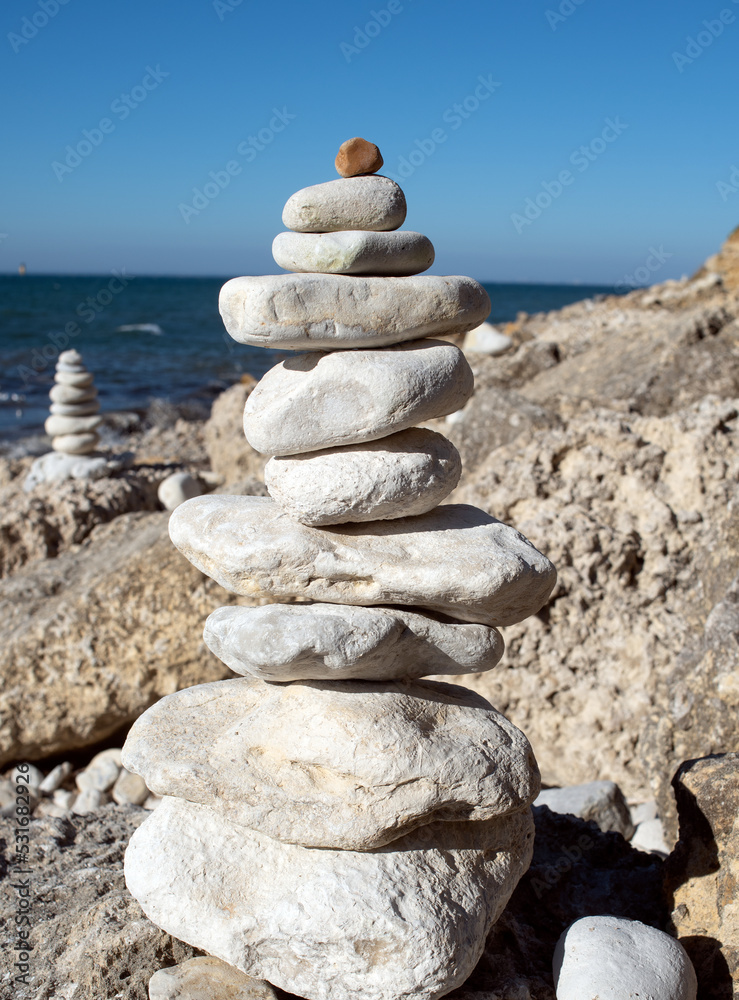Empilement de cailloux en équilibre sur une plage de galets sur l'île d'oléron en France Empilement de cailloux en équilibre sur une plage de galets sur l'île d'oléron en France