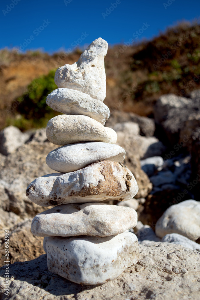 Empilement de cailloux en équilibre sur une plage de galets sur l'île d'oléron en France Empilement de cailloux en équilibre sur une plage de galets sur l'île d'oléron en France
