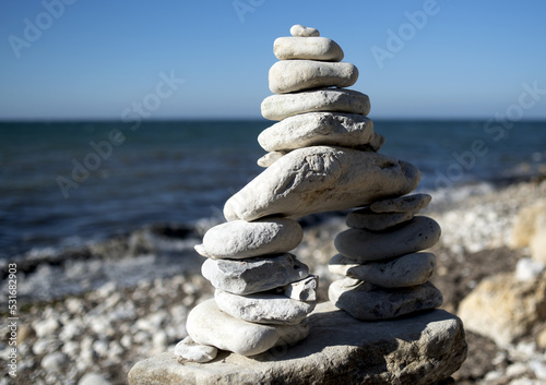 Empilement de cailloux en équilibre sur une plage de galets  sur l'île d'oléron en France photo