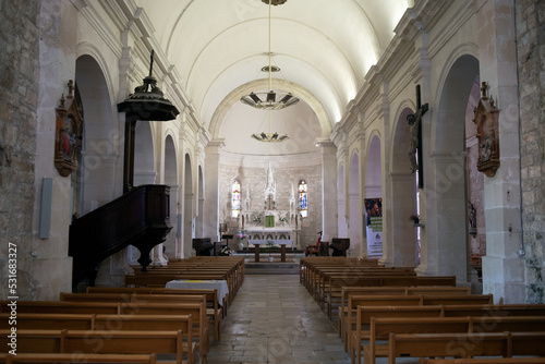 intérieur de l'église de Saint Denis d'Oléron en France photo