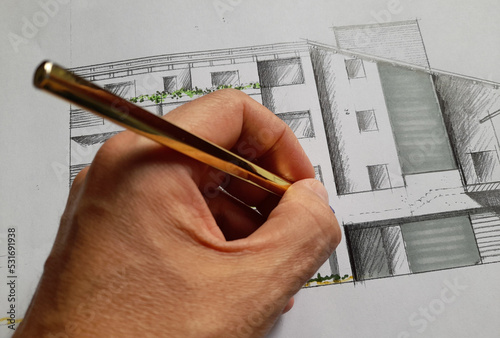 Architetto che Progetta un nuovo palazzo a mano libera con la sua penna