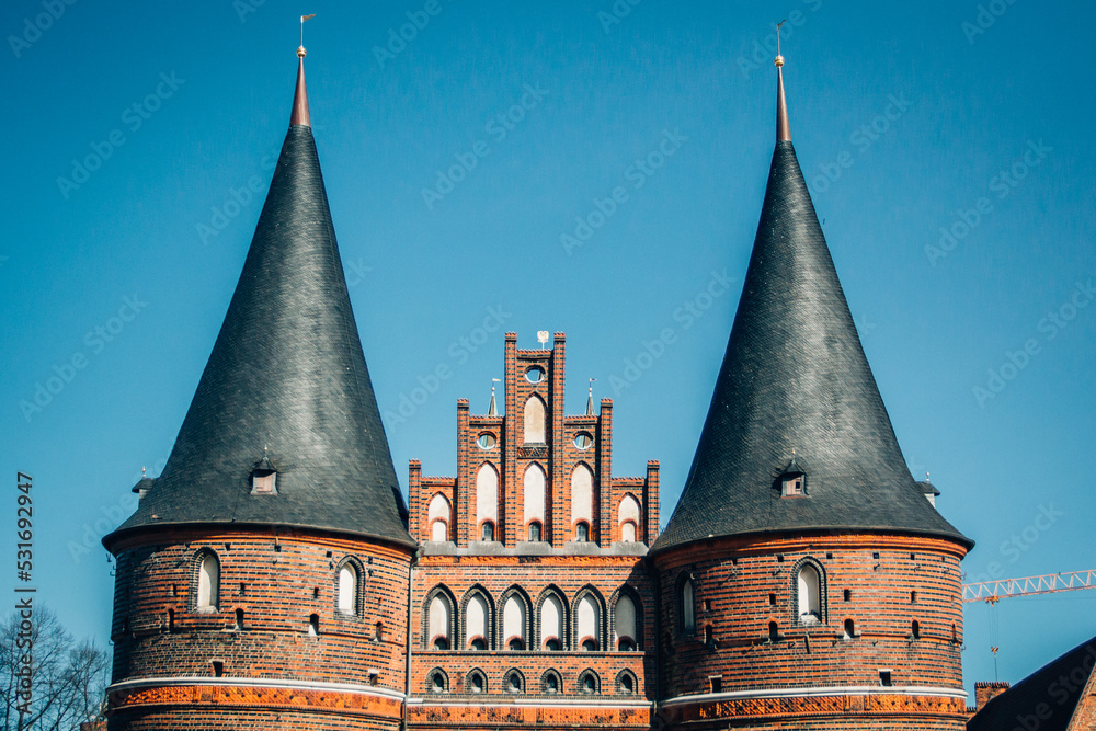 Holstertor der Hansestadt Lübeck bei Sonnenschein