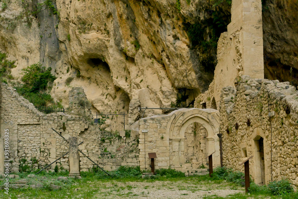 Gole di Fara di San Martino e abbazia di San Martino. Parco Nazionale MaiellaAbruzzo, Italy