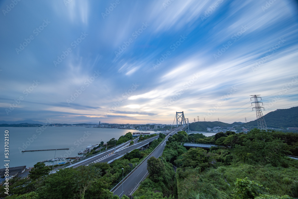 関門海峡と関門橋の美しい夕暮れ
