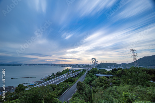 関門海峡と関門橋の美しい夕暮れ © doraneko777