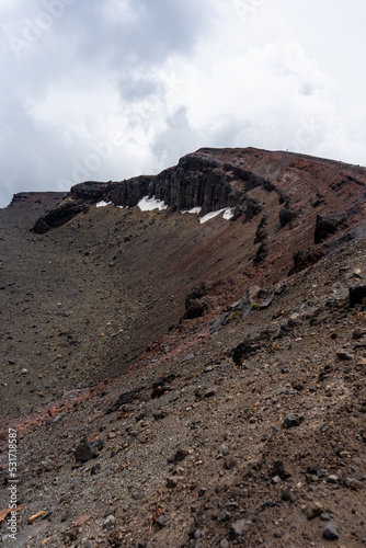 火山岩と雪
