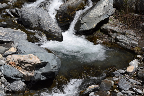 VISTAS DEL RIO DEL BARRANCO DE POQUEIRA, ROCAS EN EL ARROYO