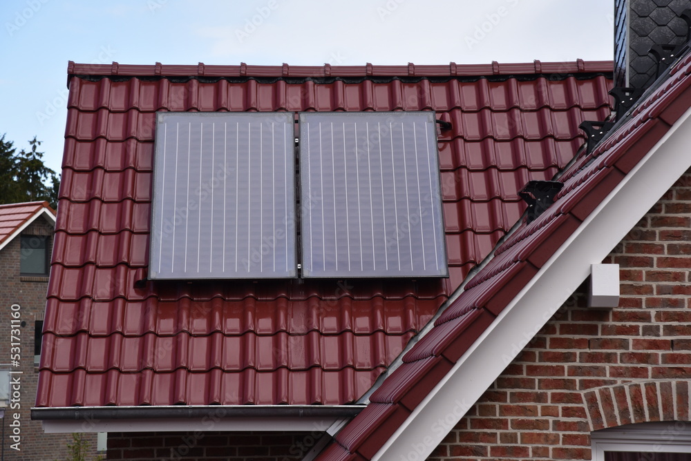 Solarmodule auf dem Dach eines Hauses Solarmodule auf dem Dach eines Hauses