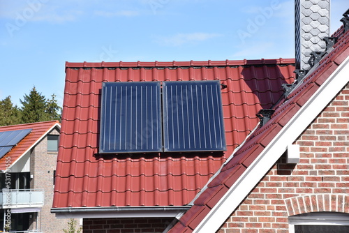 Solarmodule auf dem Dach eines Hauses