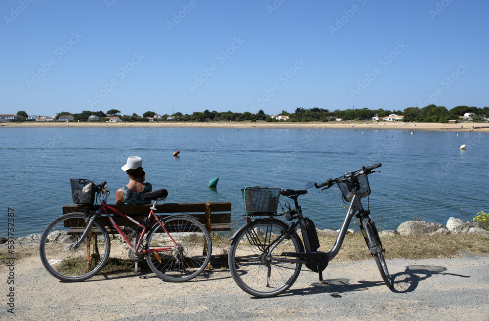 Fototapeta premium personnel âgées assises sur un banc avec leur vélo