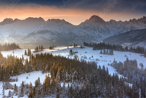 Tatra Mountains, winter, snow, frost. Panorama of the winter Tatra Mountains and peaks at sunrise, Poland, Gliczarów Górny.Tatry, zima, śnieg, mróz. Panorama zimowych gór o wschodzie słońca, Polska.