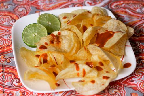 Foto papas fritas con limón y salsa