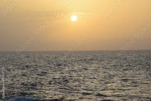 VISTAS DEL PAISAJE CON LA PUESTA DE SOL AL ATARDECER EN LA PLAYA. 