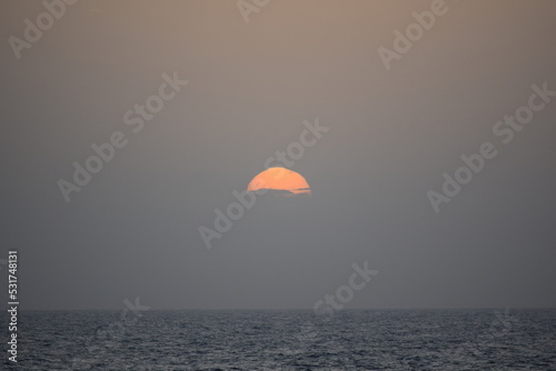 VISTAS DEL PAISAJE CON LA PUESTA DE SOL AL ATARDECER EN LA PLAYA. 