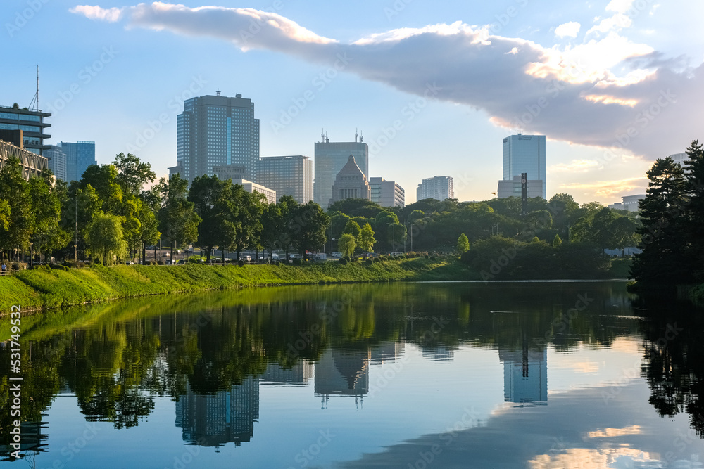 Obraz premium 東京都千代田区 皇居外苑 夕暮れの桜田濠