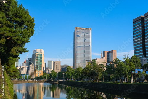 東京都千代田区 皇居外苑 凱旋濠と高層ビル群