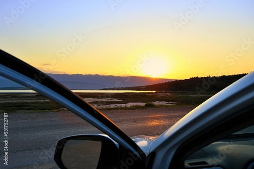 Piękny wschód słońca nad Morzem Adriatyckim, widziany oczami kierowcy, po dotarciu do celu podróży
