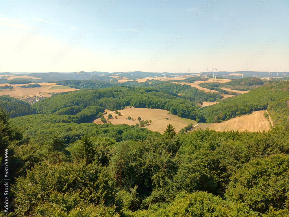 Hügelige Landschaft in der Vulkaneifel: Aussicht vom Sendeturm auf dem Berg Gänsehals bei Rieden im Landkreis Mayen-Koblenz, Rheinland-Pfalz.