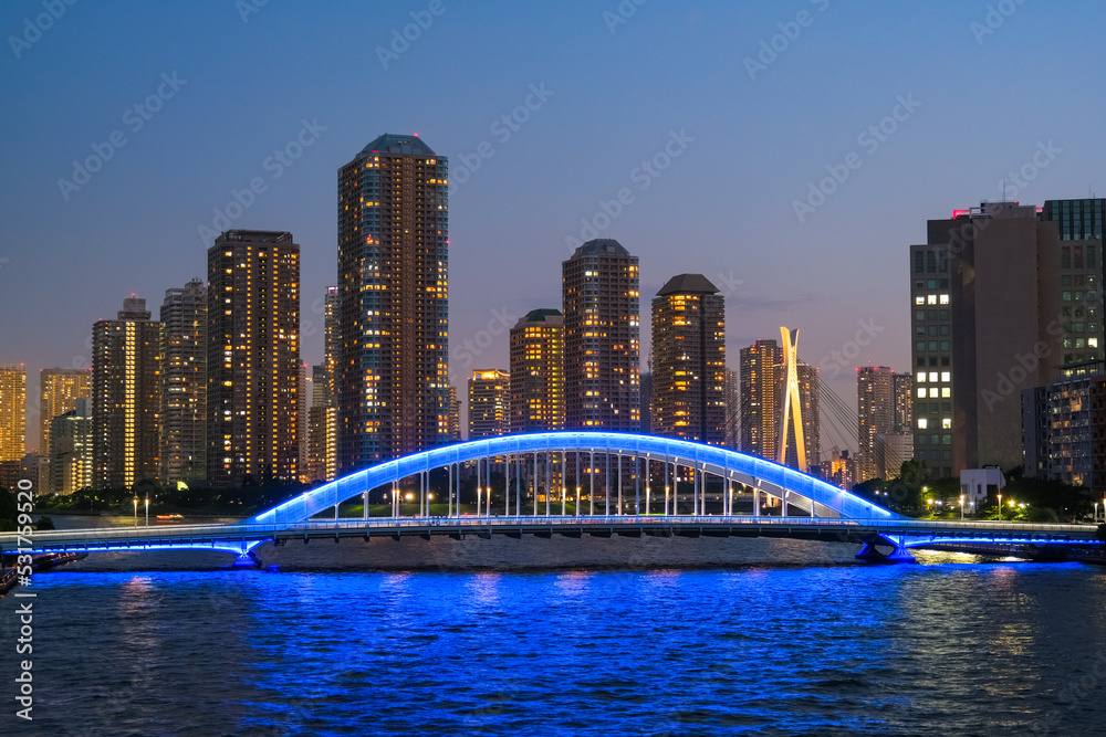 Fototapeta premium 東京都 夕暮れの隅田川に架かる永代橋と高層マンション群
