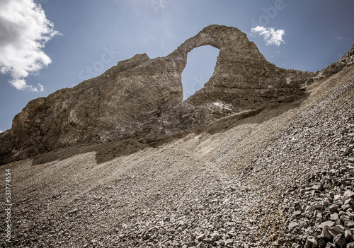 L'aiguille percée ou arche de Tignes est une cargneule, c’est-à-dire un reste de sédiment calcaire rongé par l’érosion et l’action de roches salines, le gypse notamment photo