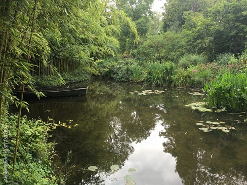 Jolie lac dans un parc