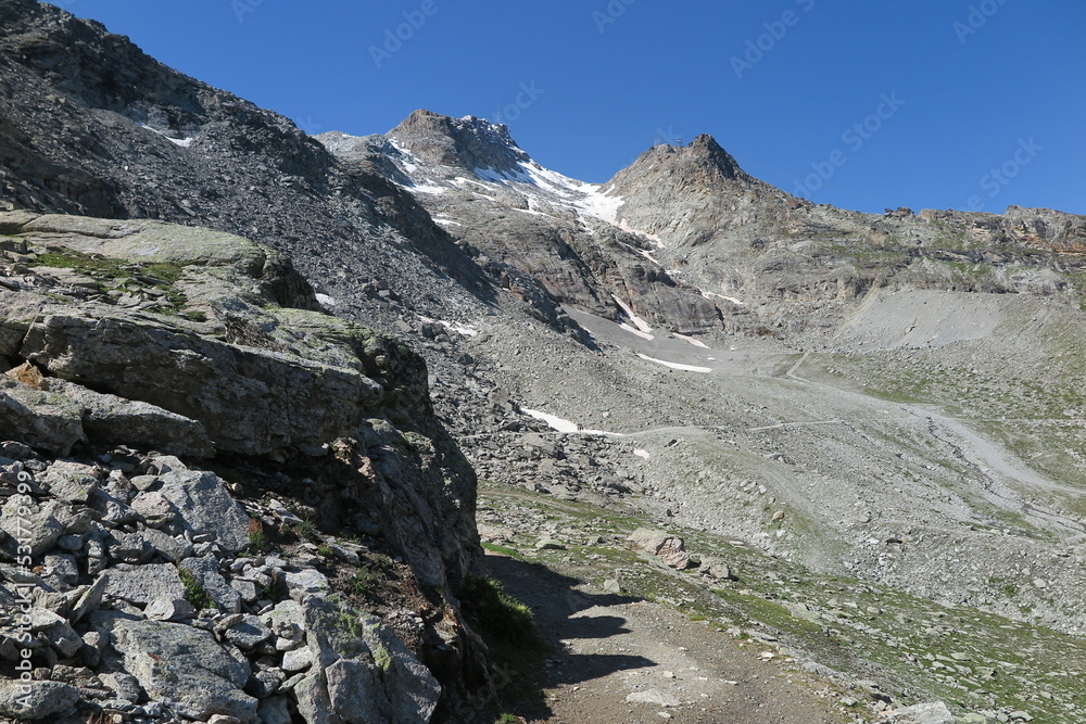 Wanderweg zur Fuorcla Surlej mit Blick zur Corvatsch Bergstation, Engadin Wanderweg zur Fuorcla Surlej mit Blick zur Corvatsch Bergstation, Engadin