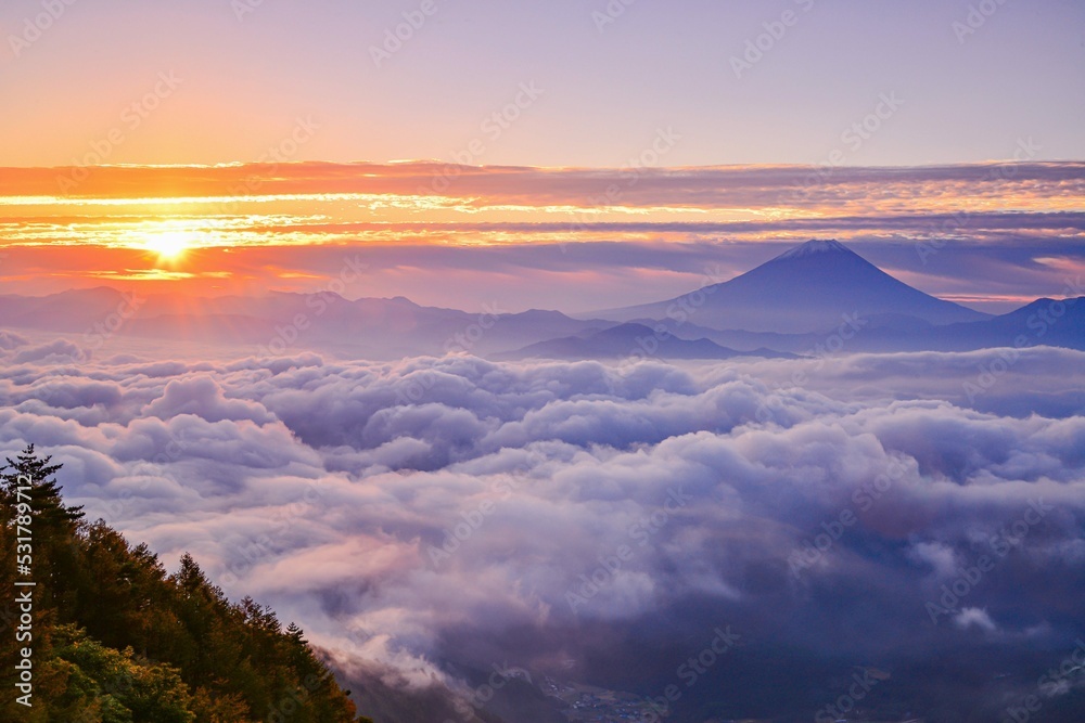 雲海と日の出の富士山