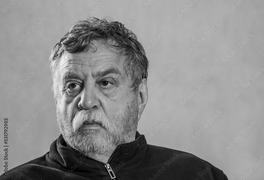 Obraz premium Black and white portrait of a sad elderly man