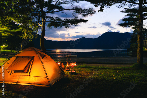 Fototapeta 夕焼けの湖畔でキャンプ