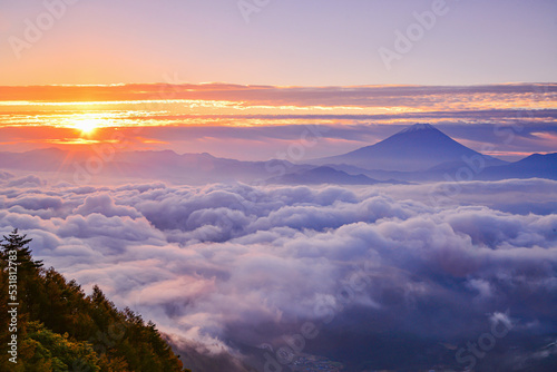 雲海の富士山と日の出
