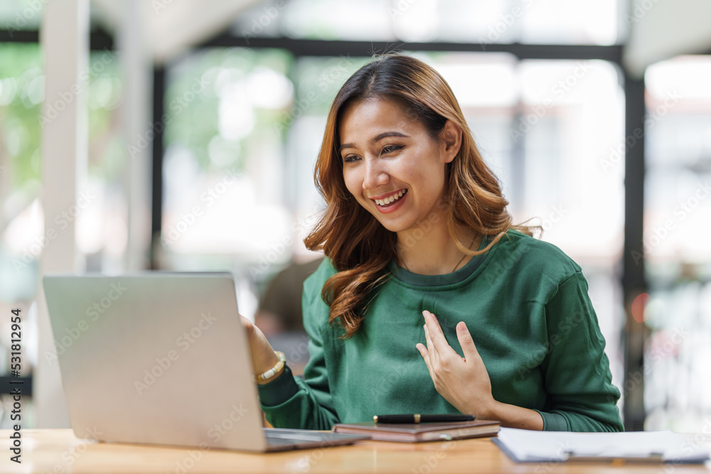 Fototapeta premium Successful asian woman entrepreneurs using laptop start up grow their businesses with laptop and technology concept.