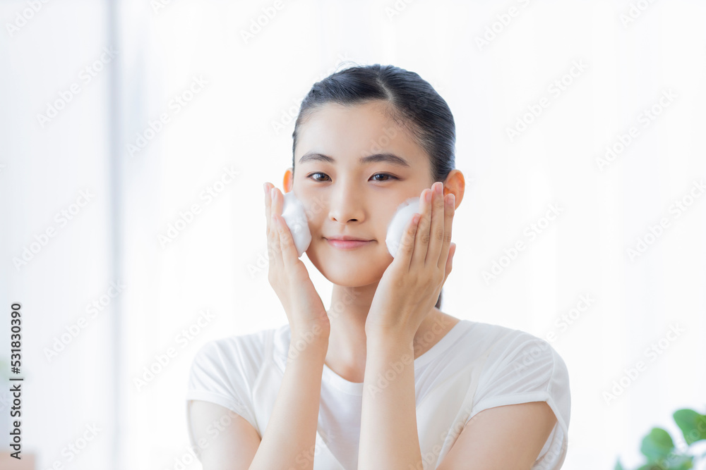 洗顔をする若い女性 洗顔をする若い女性
