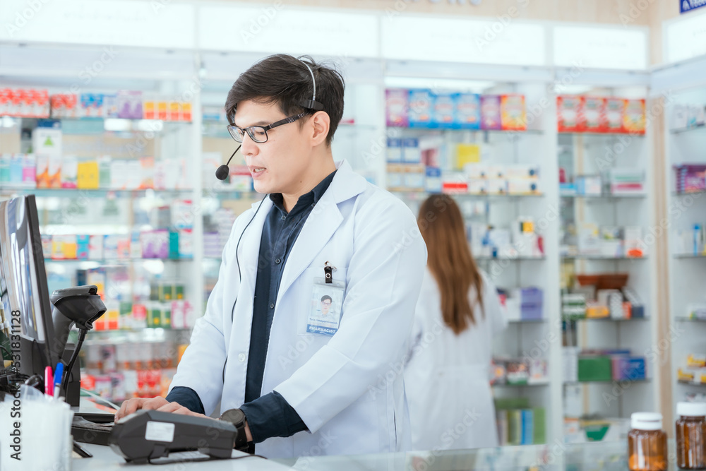 Male pharmacist talks to advise patients to prescribe medication according to their symptoms online chat Male pharmacist talks to advise patients to prescribe medication according to their symptoms online chat