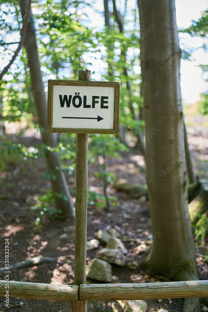 Schild mit Richtungspfeil zu einem Gehege mit Wölfen in Deutschland
