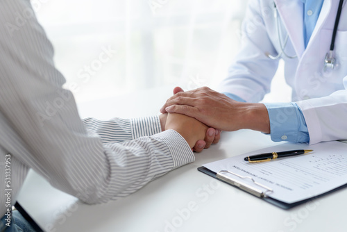 Εκτύπωση καμβά The doctor is examining the patient's illness