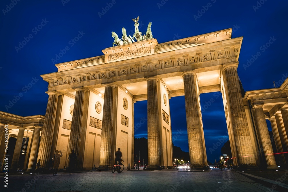 Fototapeta premium Brandenburg Gate at dusk, illuminated, Pariser Platz, Berlin-Mitte, Berlin, Berlin, Germany, Europe