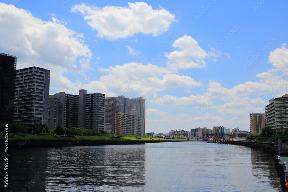 隅田川と南千住のマンション群