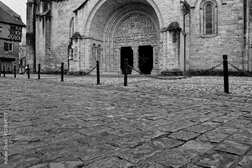 Parvis pavé de l'église de Beaulieu