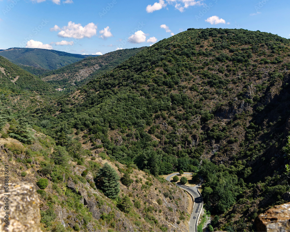 Vue sur la vallée depuis les hauteurs des châteaux de Lastours qui sont quatre anciens châteaux forts dits cathares des XIIᵉ et XIIIᵉ siècles, aujourd'hui en ruines dans le sud de la France Vue sur la vallée depuis les hauteurs des châteaux de Lastours qui sont quatre anciens châteaux forts dits cathares des XIIᵉ et XIIIᵉ siècles, aujourd'hui en ruines dans le sud de la France