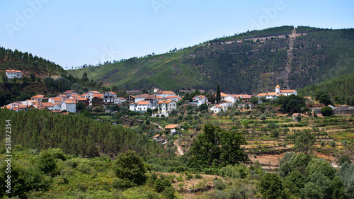 Village traditionnel portugais avec ses cultures en terrasse, accroché au flanc de la montagne Serra d'Estrela. photo