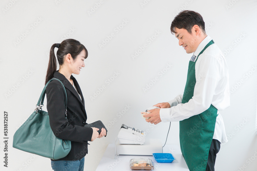 Obraz premium お弁当を買う女性とコンビニ店員