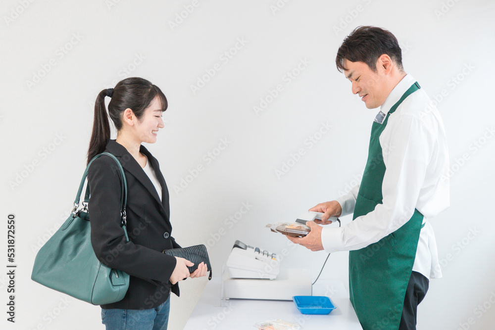 Fototapeta premium お弁当を買う女性とコンビニ店員 