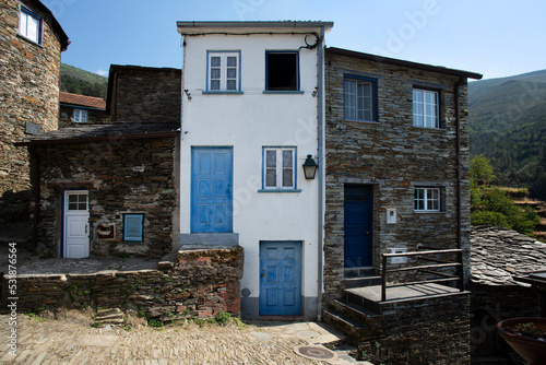Maison blanche du village typique ancien de Piodao entre maisons en pierre de granit dans la montagne de la Serra d'Estrella au Portugal. photo