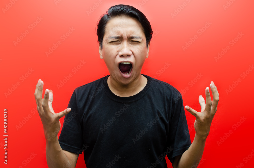 asian man screaming madly and angrily - obrazy, fototapety, plakaty 