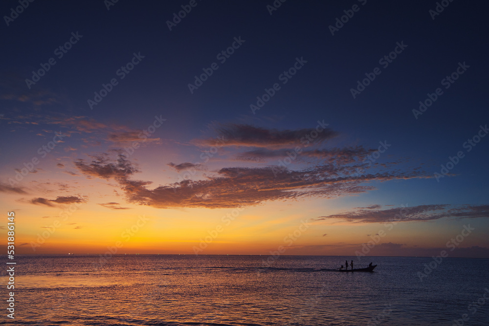 Obraz premium Travel by Thailand. Colorful seascape with traditional fishing boat over beautiful sunset background.