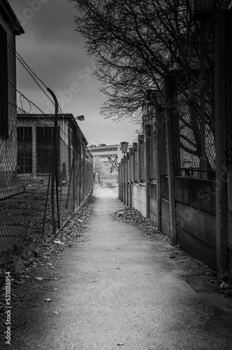 Fotobehang Grayscale vertical shot of the external courtyard of an abandoned prison