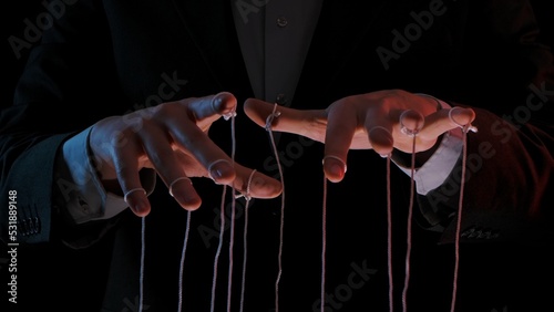 Cuadro en lienzo Man hands with strings on fingers