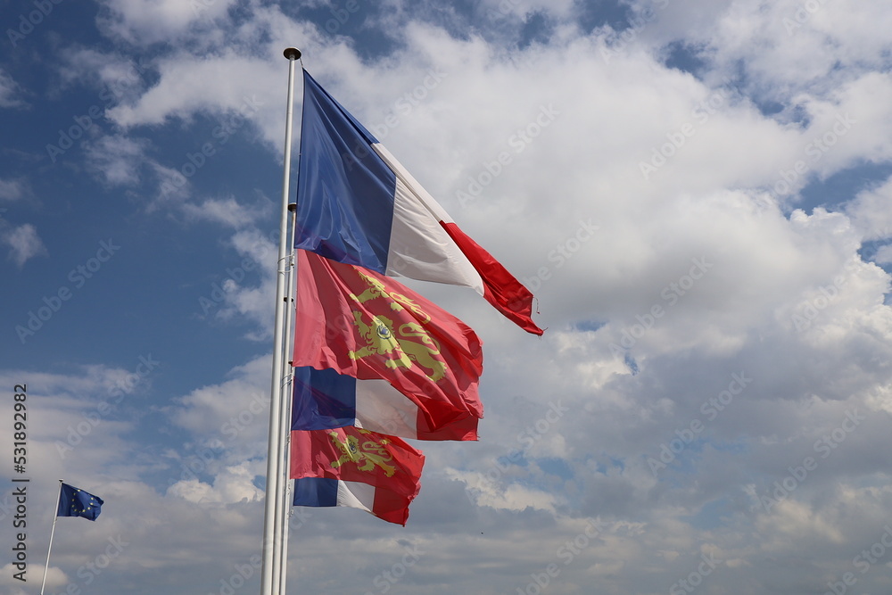 Drapeaux de la France et de la Normandie, ville de Caen, département du Calvados, France Drapeaux de la France et de la Normandie, ville de Caen, département du Calvados, France