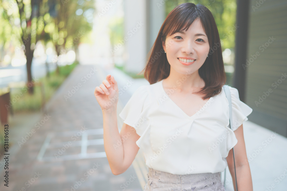 ビジネス街を歩く若い女性