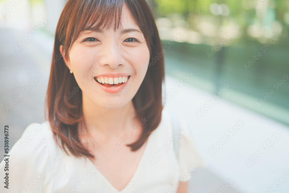 ビジネス街を歩く若い女性